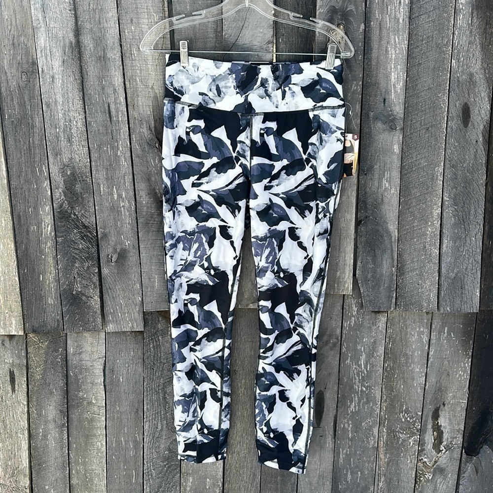 NWT Avia Cropped Leggings size Small